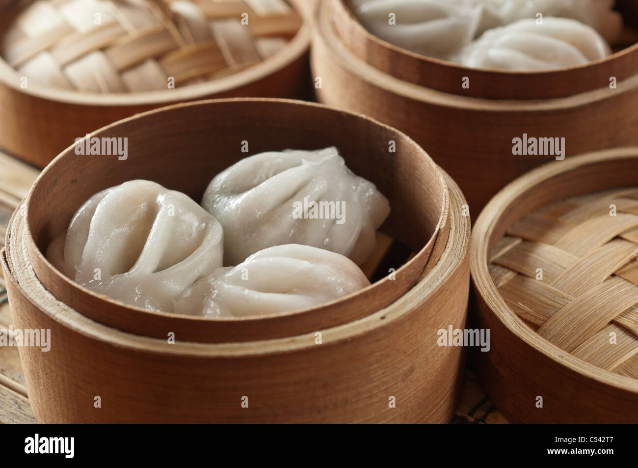 Dim sum. Steamed dumplings in steamer baskets Stock Photo Alamy