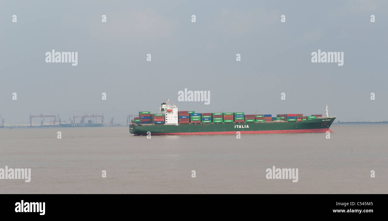Container ship in yangtze river hi-res stock photography and images - Alamy