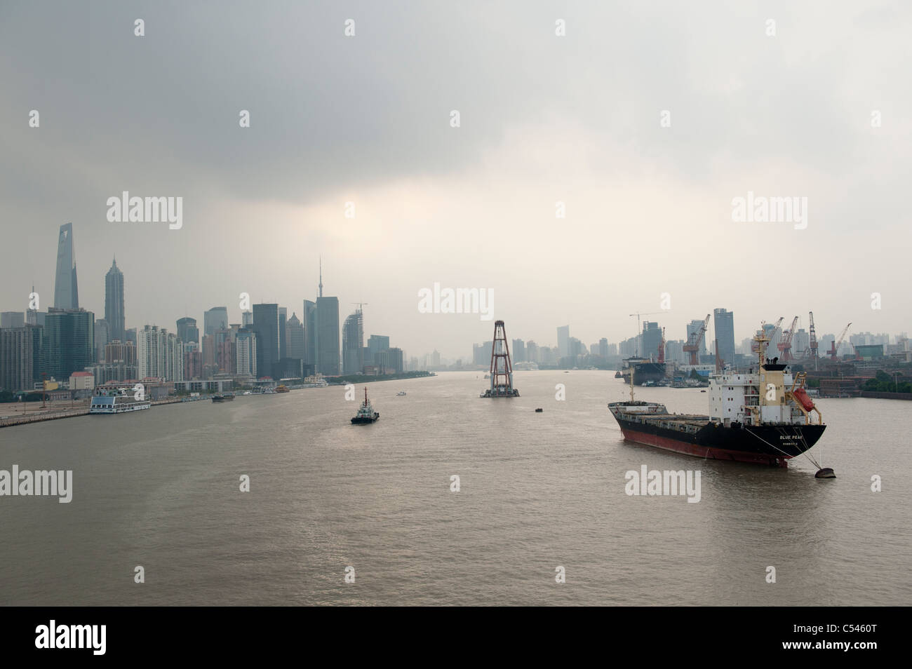Container ship in the yangtze river hi-res stock photography and images ...