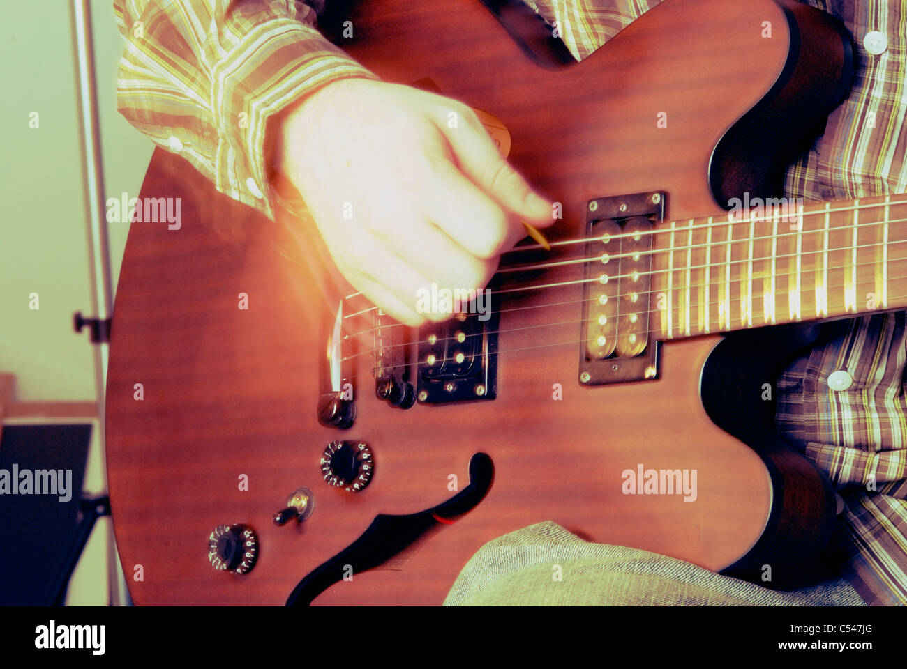 Hollow body guitar hires stock photography and images Alamy