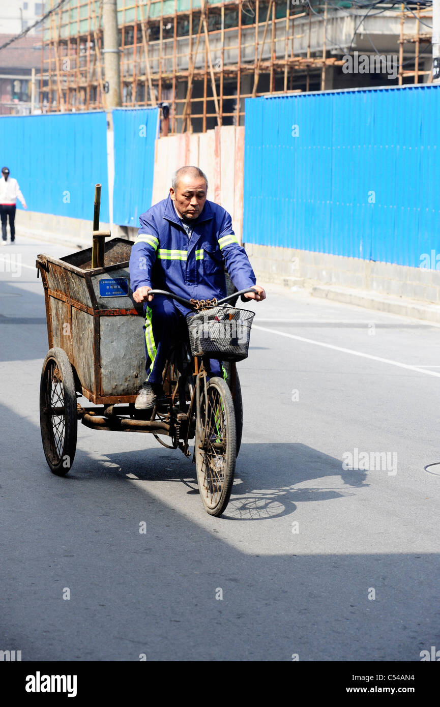 Chinese street cleaner in Shanghai Stock Photo