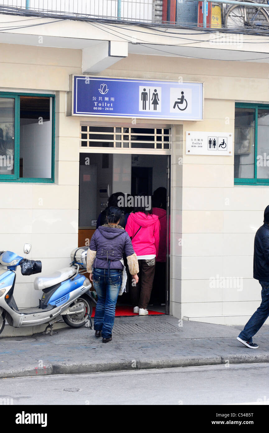 People going into a modern public toilet in Shanghai Stock Photo