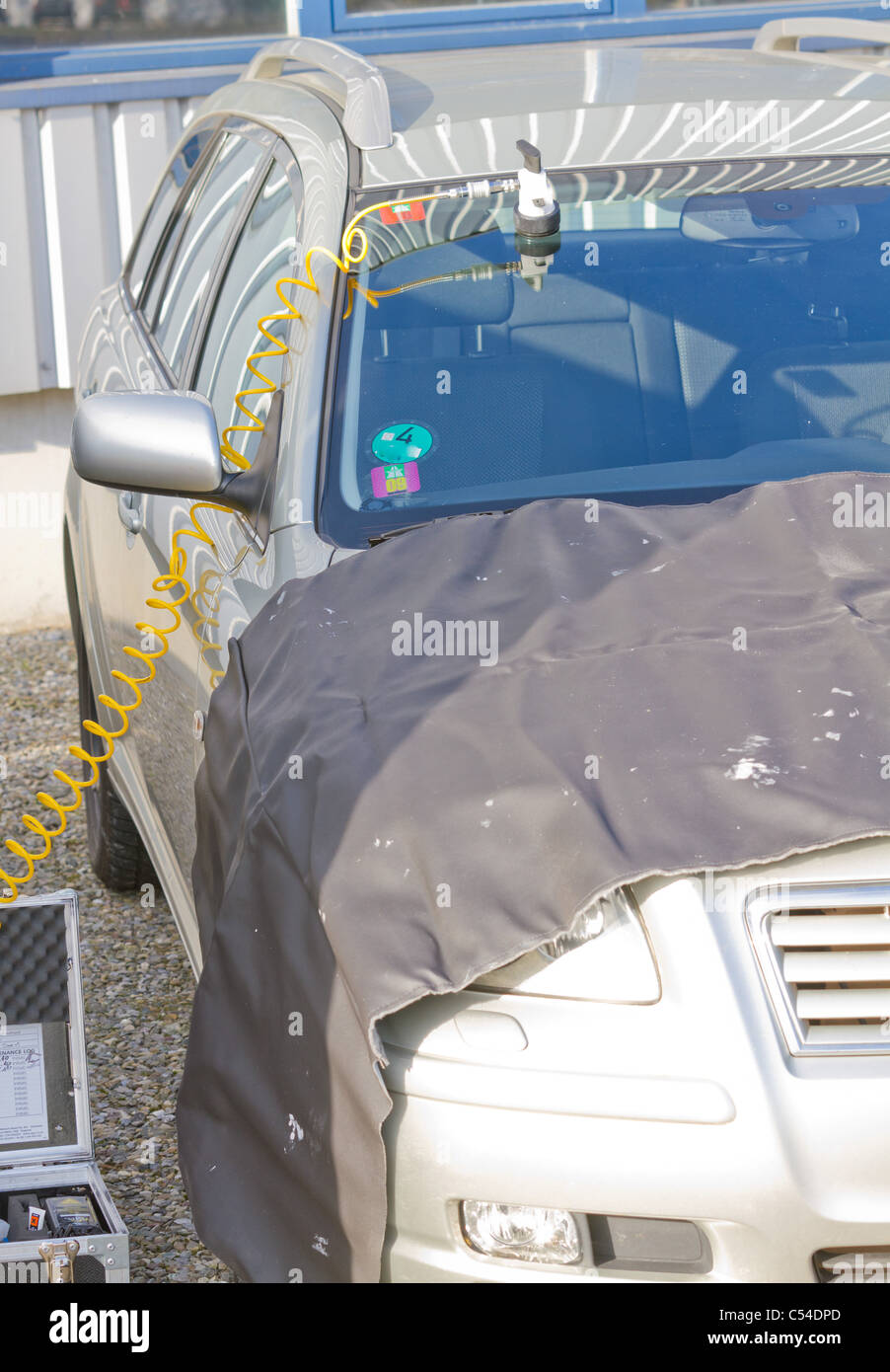 repairing dangerous crack in windshield on location without replacement