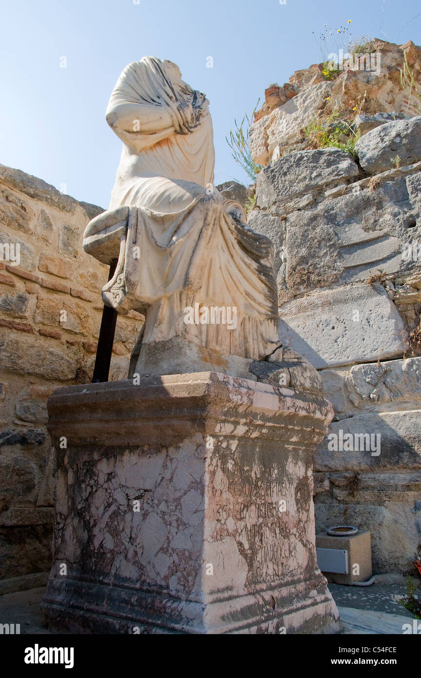 Headless ancient roman statue ruins hi-res stock photography and images ...