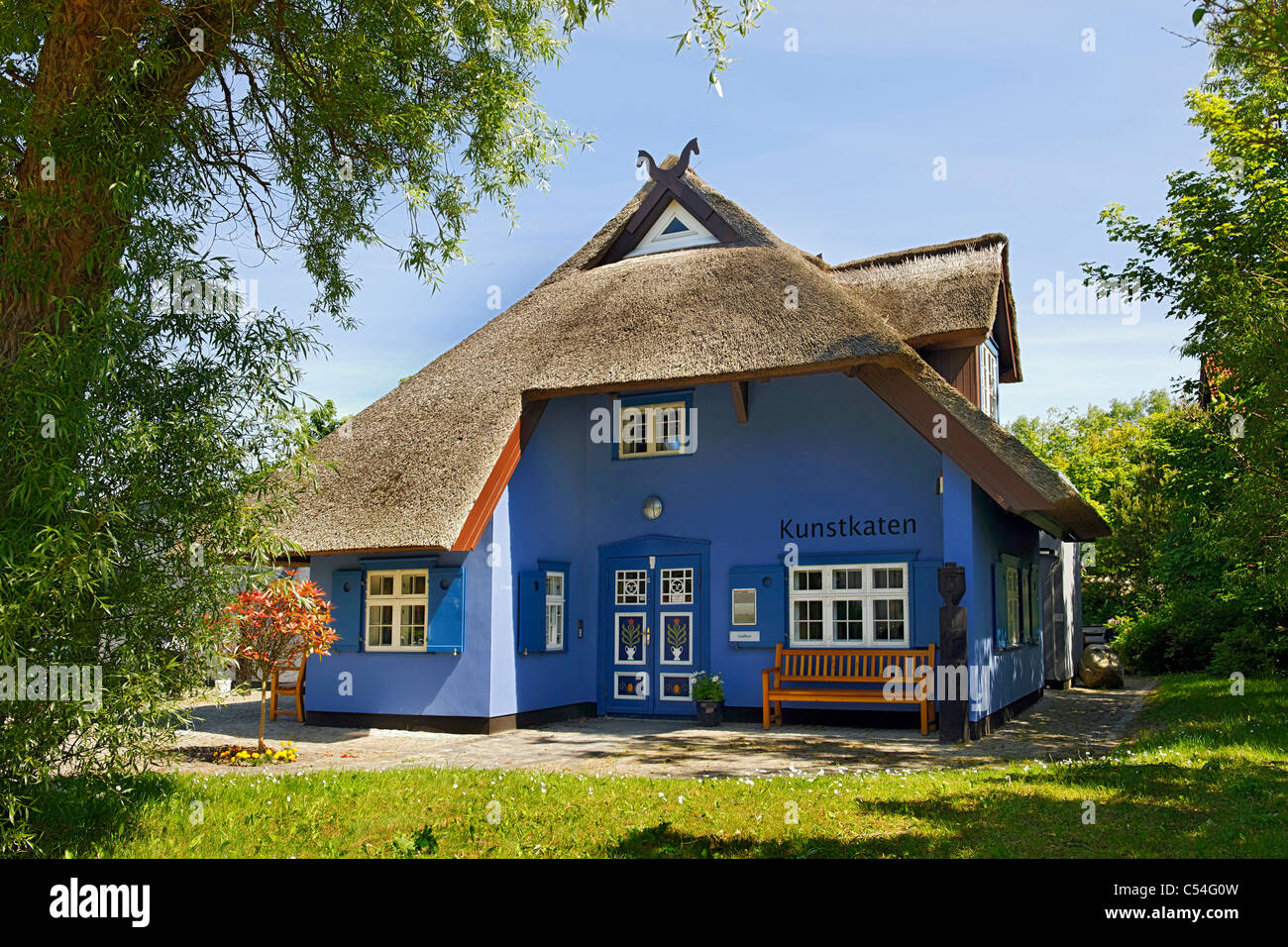 Kunstkaten Cottage, thatched roof, Ahrenshoop, Fischland-Darss-Zingst peninsula, Baltic Sea, Germany Stock Photo