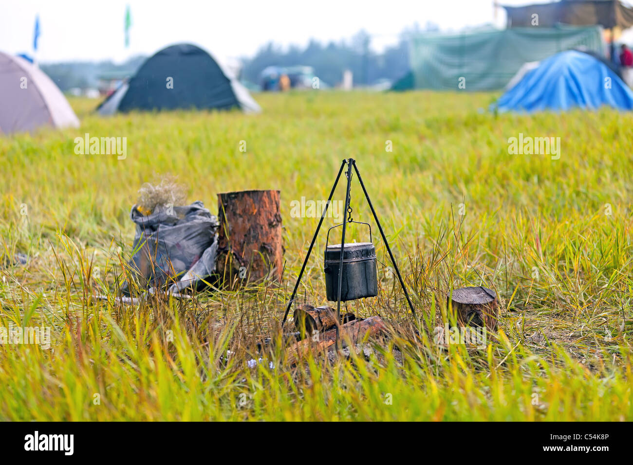https://c8.alamy.com/comp/C54K8P/campfire-with-kettle-in-the-grass-at-camp-C54K8P.jpg