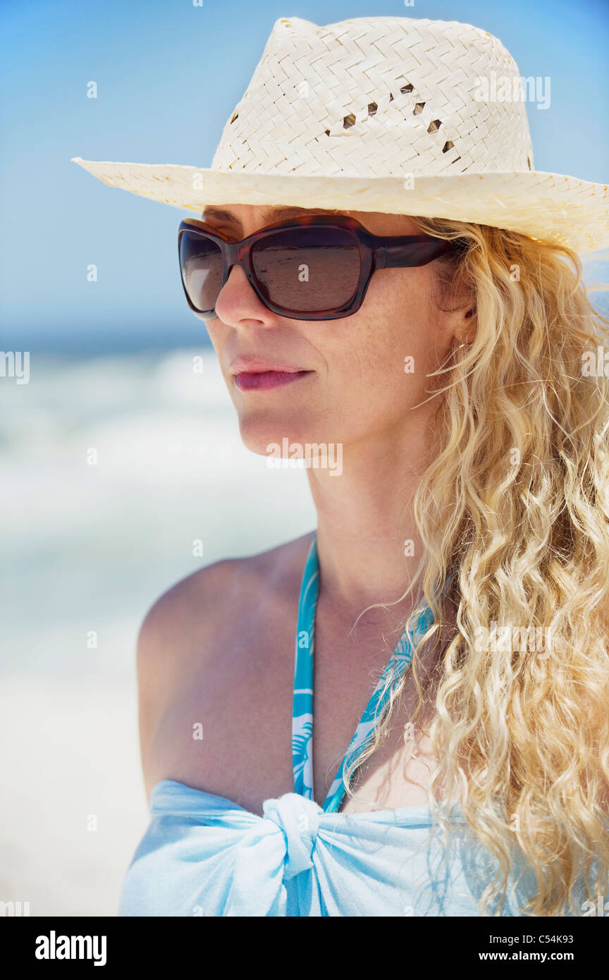 Person wearing sunglasses hi-res stock photography and images - Alamy