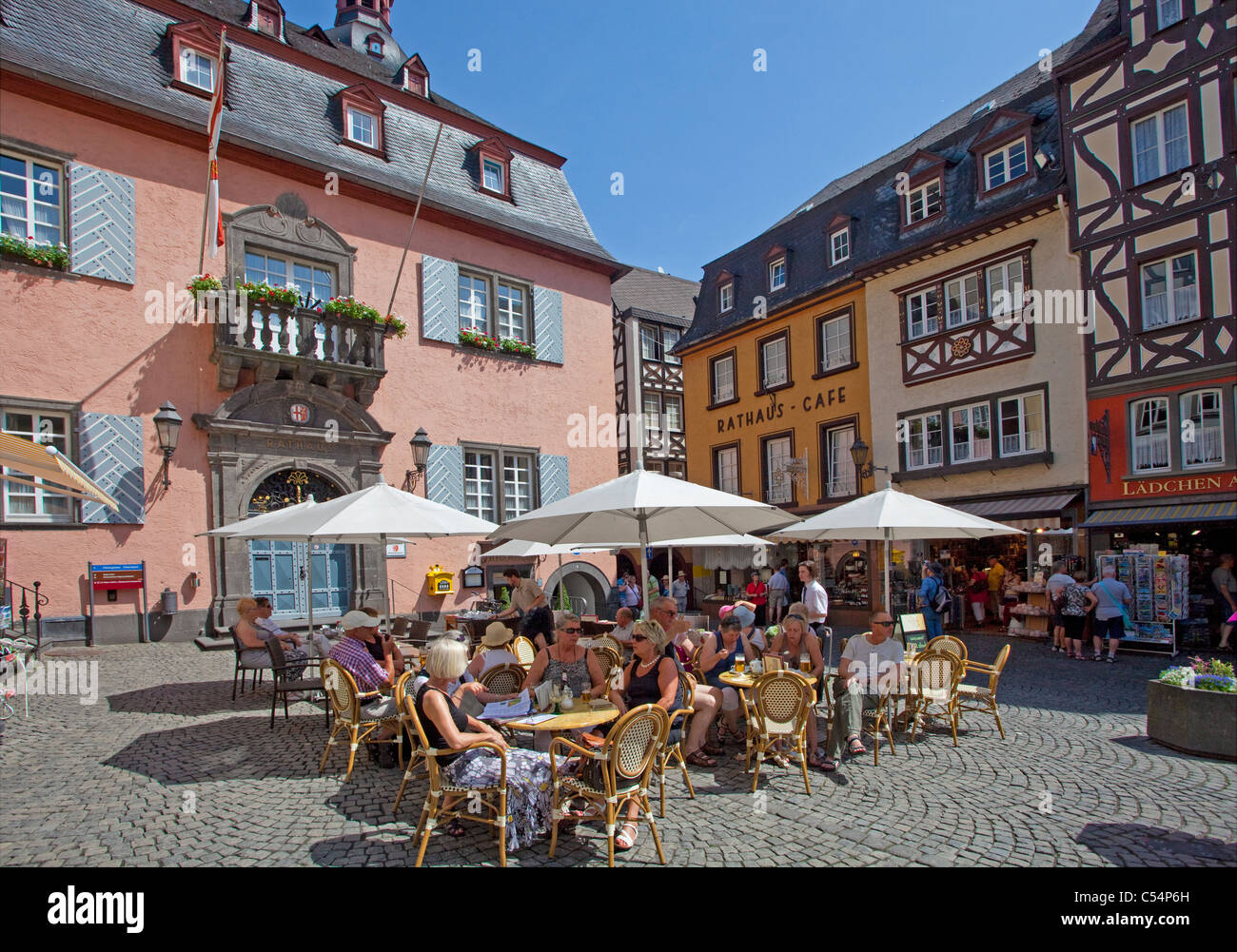 Strassencafe vor dem Rathaus am Marktplatz, Cochem, Street cafe in