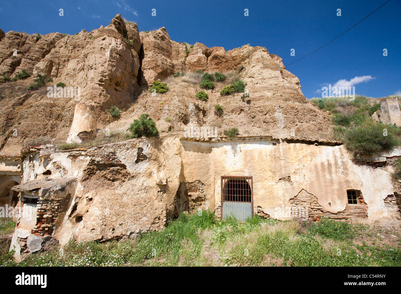 Old Cave houses in Guadix, Andalucia, Spain. Up to 10,000 people still live  in cool underground houses dug out of the rock Stock Photo - Alamy
