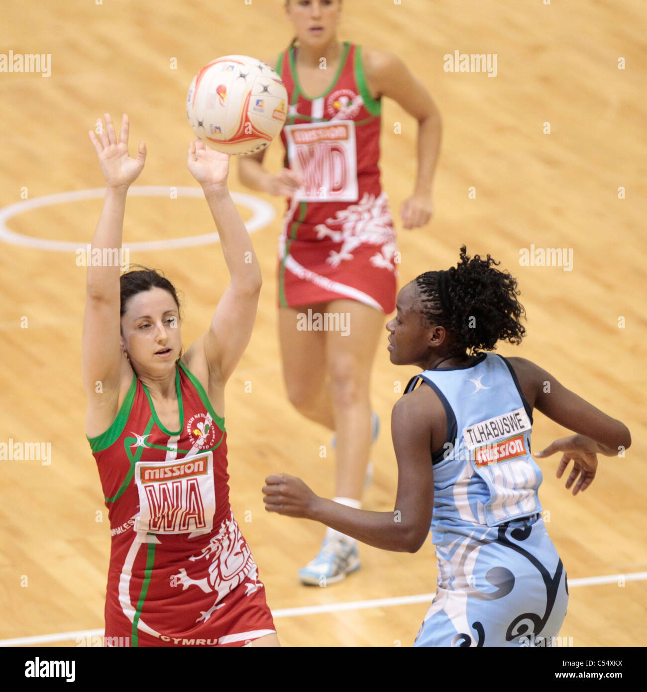 07.07.2011 Suzanne Drane of Wales(left) makes a pass over Tshegofatso Tlhabuswe during the 9-16 position playoffs between Botswana and Wales, Mission Foods World Netball Championships 2011 from the Singapore Indoor Stadium in Singapore. Stock Photo