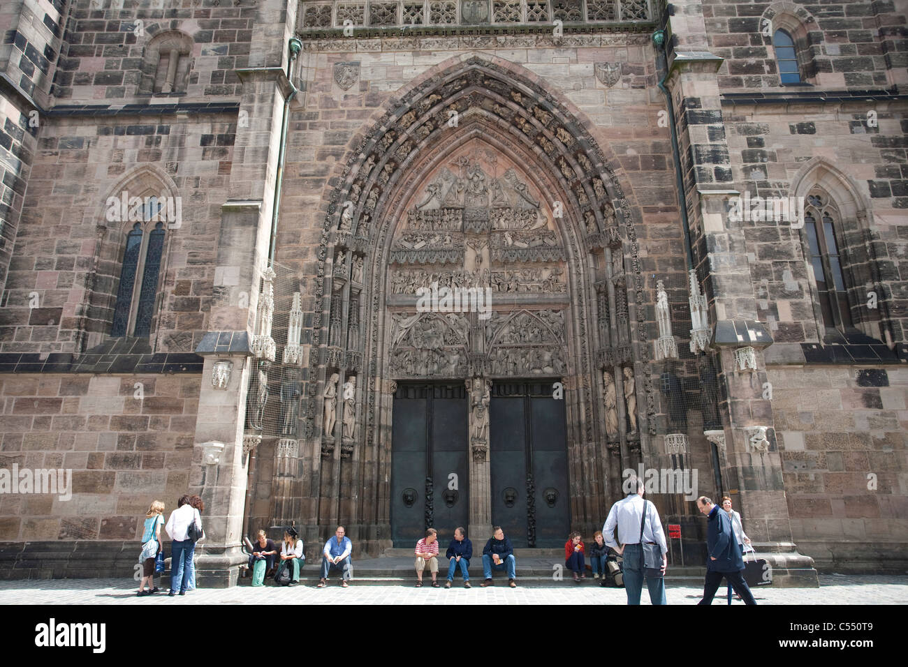 Menschen am Portal der Lorenzkirche in der  Altstadt people at the St. Lorenz church old town Stock Photo