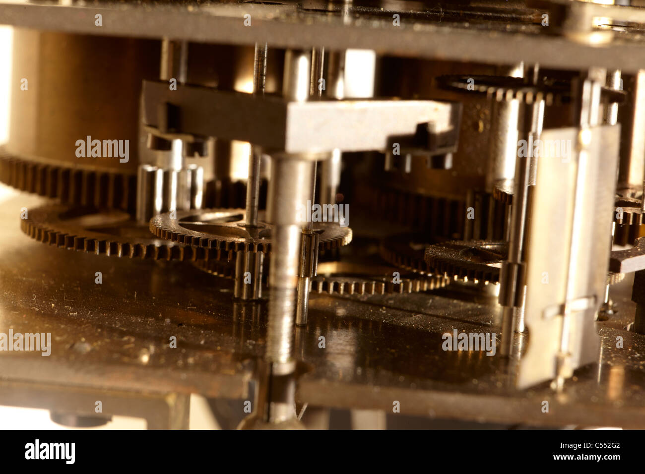 ANTIQUE CLOCK MECHANICAL MOVEMENT CLOSE UP OF COG WHEELS Stock Photo