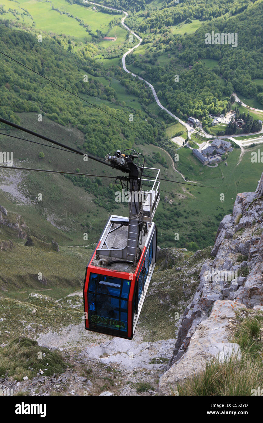 Fuente De] [Cable car] (teleferico) in the [Picos de Europa] [National  Park], Cantabria, Spain Stock Photo - Alamy