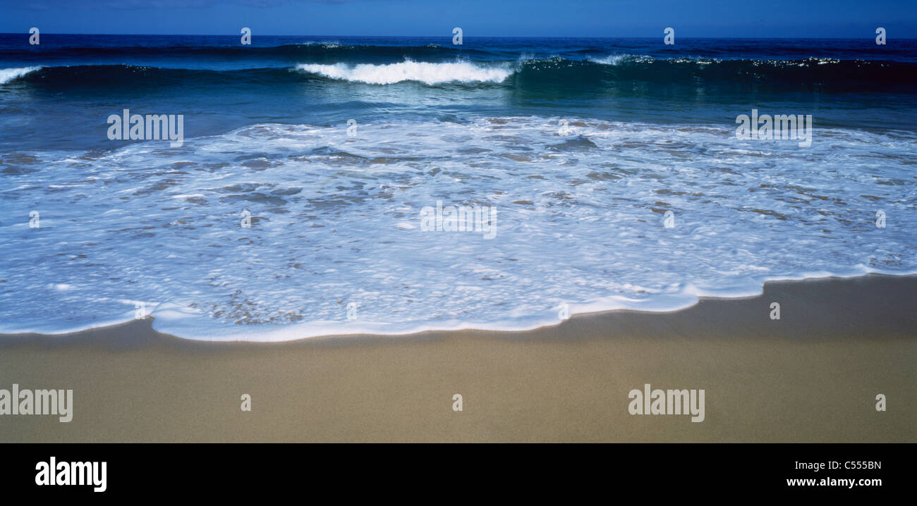 Breaking waves on beach hi-res stock photography and images - Alamy