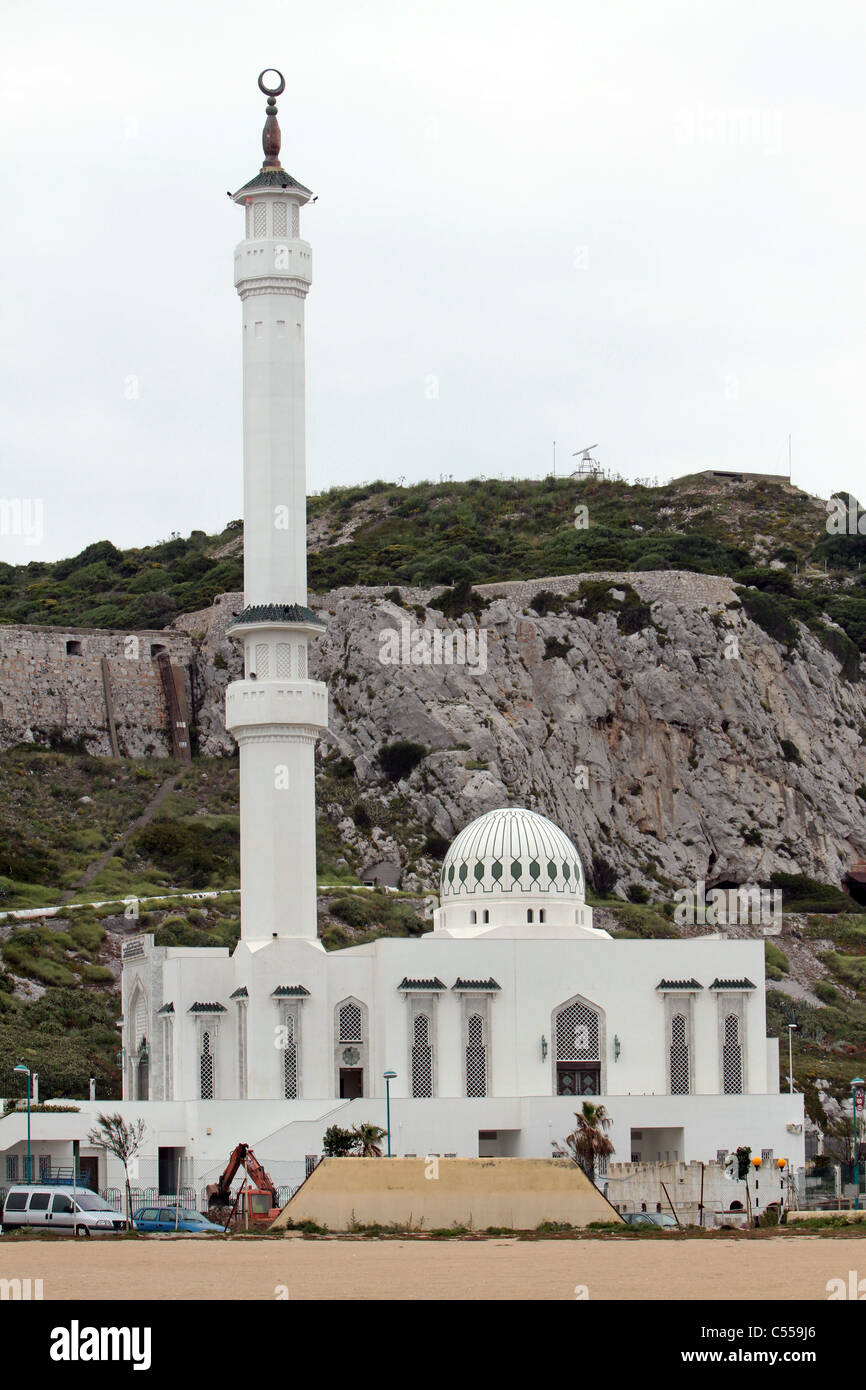 Gibraltar The Ibrahim-al-Ibrahim Mosque, also known as the King Fahd bin Abdulaziz al-Saud Mosque. On Europa point in front of R Stock Photo