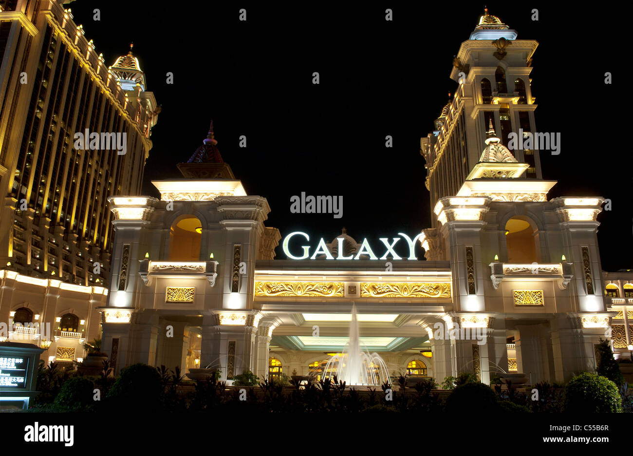 Macau, China - 8 De Dezembro De 2016: Vista Em Perspectiva Do Hotel Galaxy  Macau Casino À Noite, Cotai Strip, A Popular Rua Dos Cassinos Que Atrai  Anualmente Mais De 25 Milhões