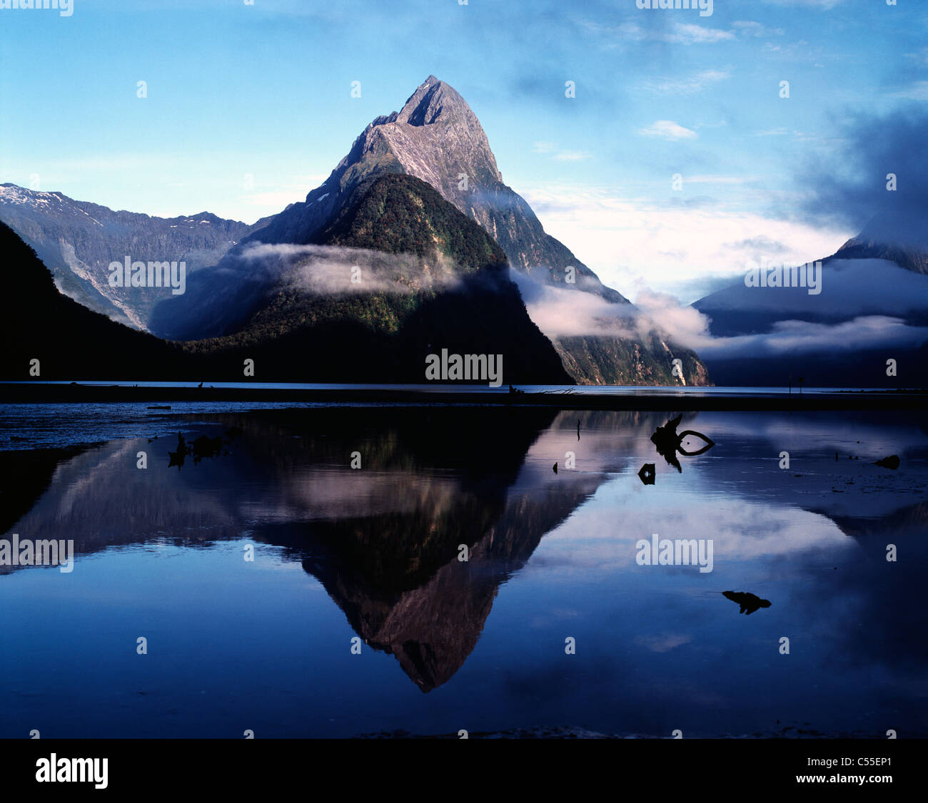 Milford Sound, Nouvelle-Zélande. - Mitre Peak est le point de repère emblématique de Milford Sound dans
