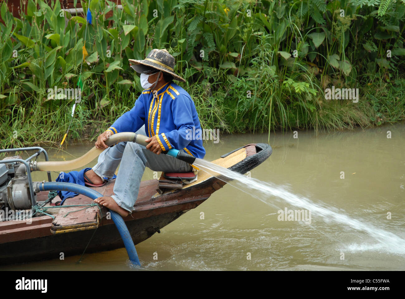 Motor Boat Using Water Pump As Engine Floating Market Ayutthaya Stock Photo Alamy