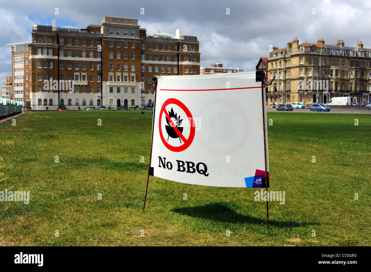 NO BBQ barbecue sign on Hove lawns Brighton UK Stock Photo