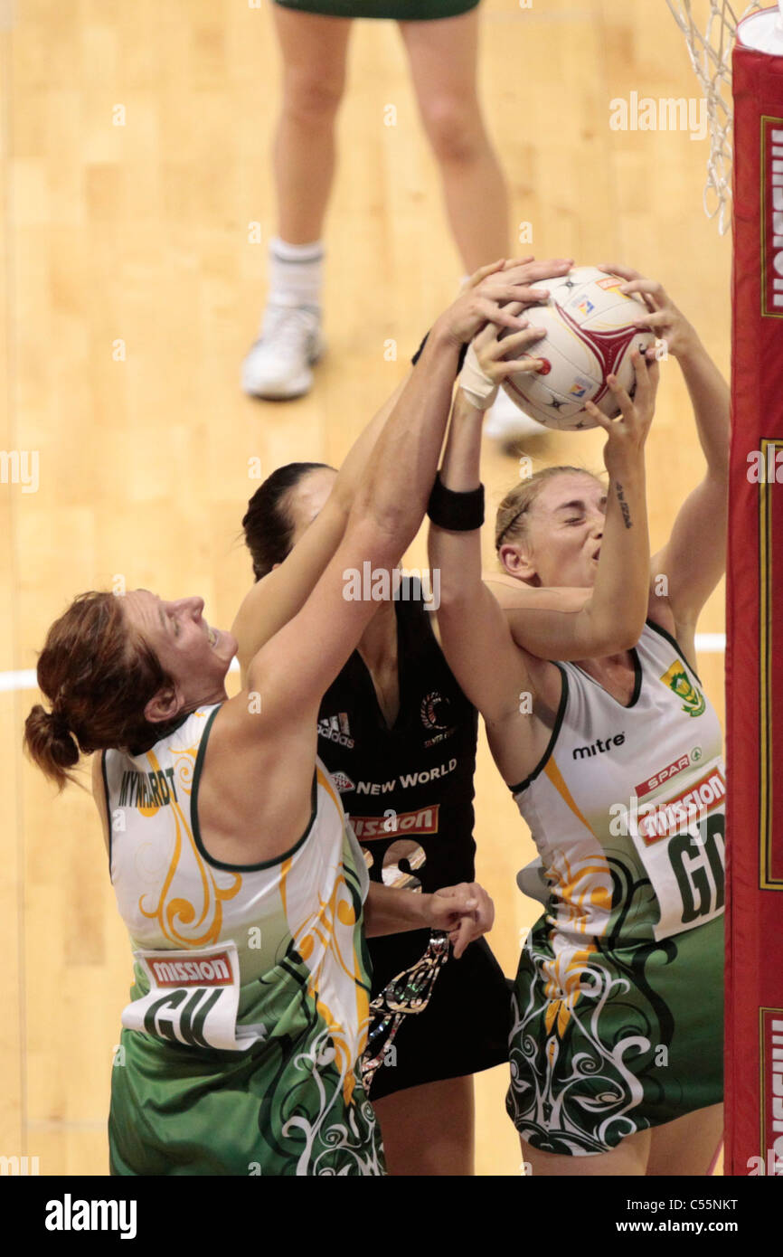 08.07.2011 Paula Griffin of New Zealand(black) battles with Amanda Mynhardt(left) and Leigh Ann Zackey for the ball during the Quarter-finals between New Zealand and South Africa, Mission Foods World Netball Championships 2011 from the Singapore Indoor Stadium in Singapore. Stock Photo