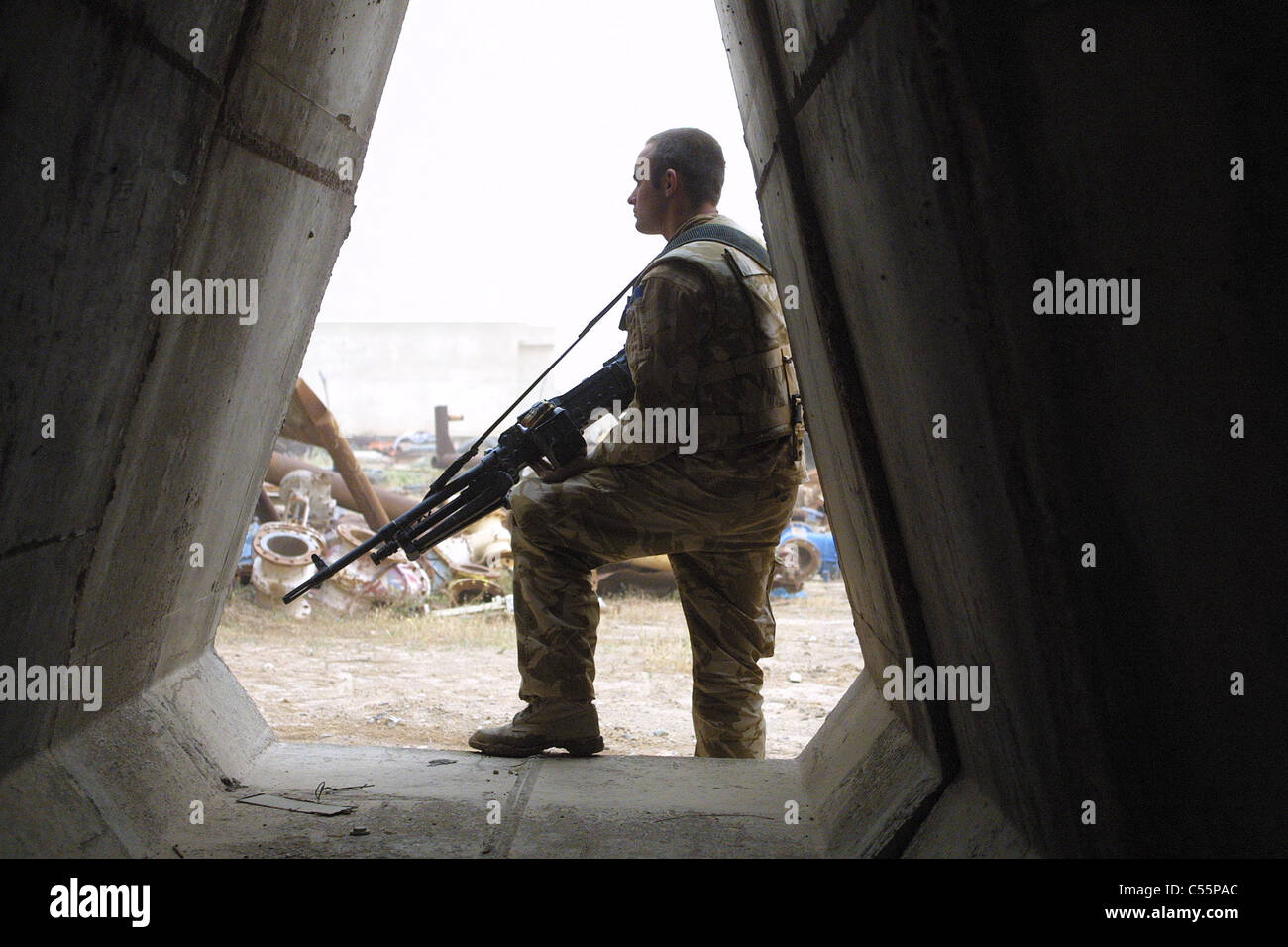 A Royal Fusiler/Desert Rat stands guarding a facility during the invasion of Iraq in 2003. Stock Photo