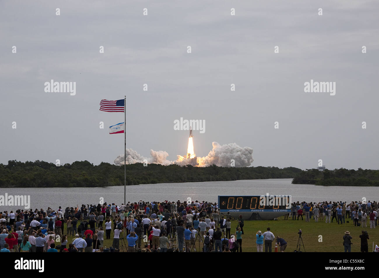 Atlantis sts 135 final space shuttle hi-res stock photography and ...