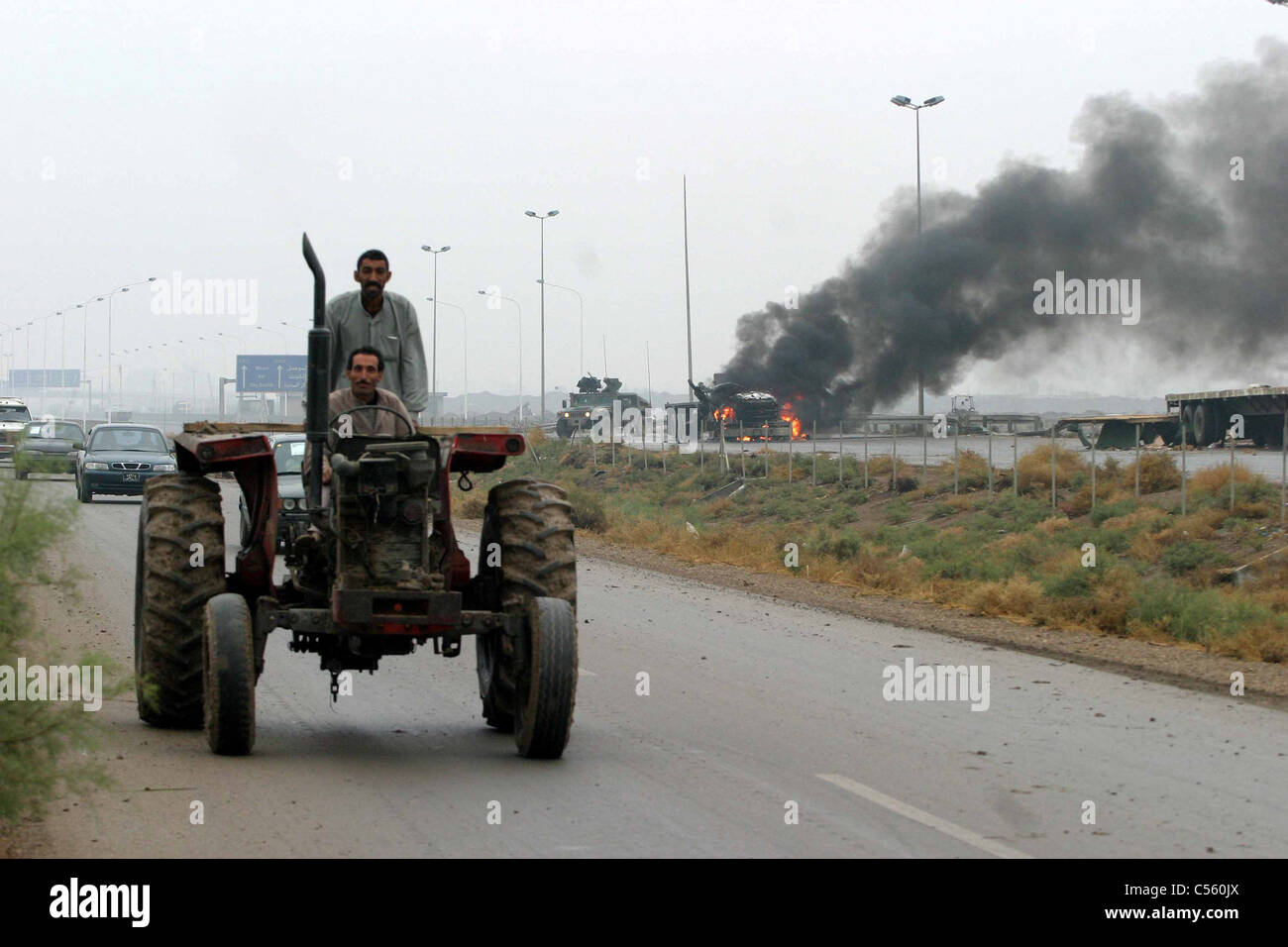 US troops at the scene of bombed out trucks on the Baghdad to Fallujah Road, Iraq, Middle East Stock Photo