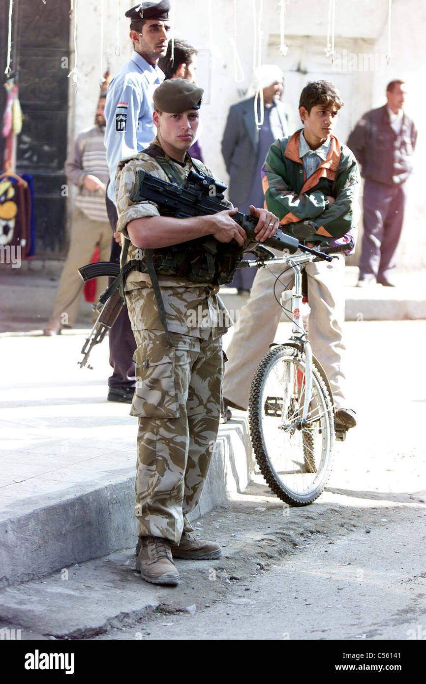 Soldier from the Royal Regiment of Wales on patrol with children in Basra, Southern Iraq, Middle East Stock Photo