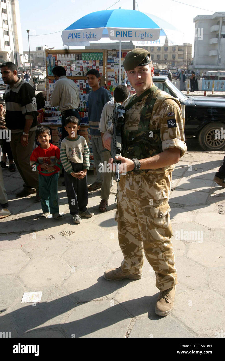 Soldier from the Royal Regiment of Wales on patrol with children in Basra, Southern Iraq, Middle East Stock Photo