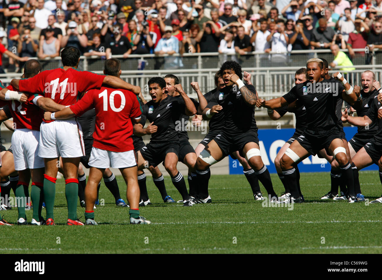 All Blacks rugby team from New Zealand performing the ritual Haka ...