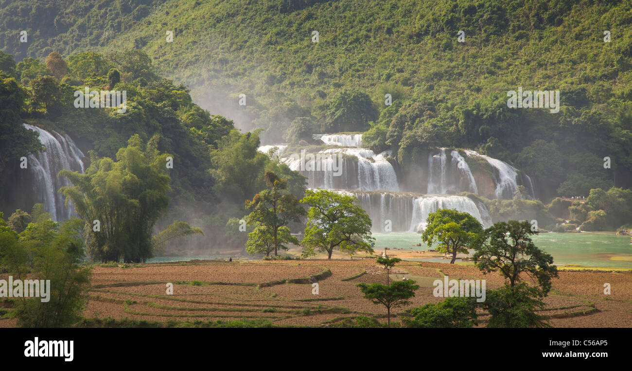Banyue or Ban Gioc waterfall on the North Vietnamese and Southern Chinese border, a popular tourist spot Stock Photo