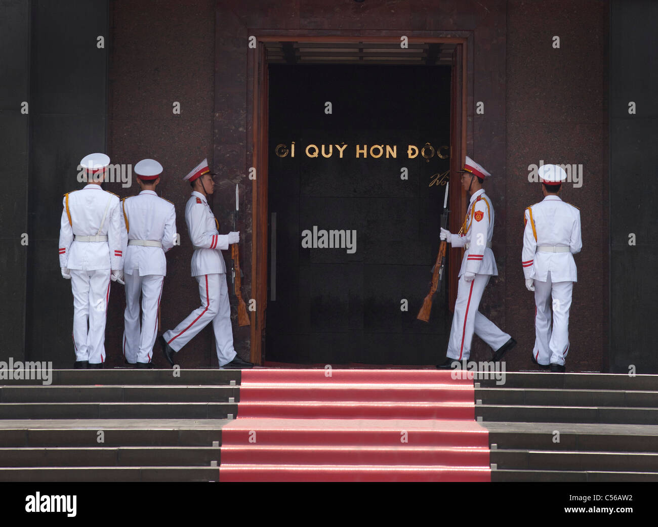 The Hồ Chí Minh Mausoleum, Hanoi, Vietnam, changing the guard Stock Photo