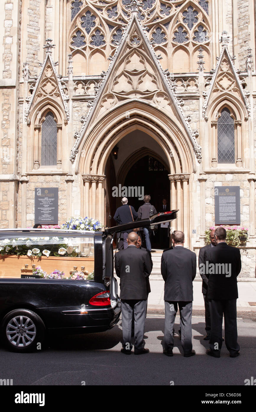 Funeral of photographer Tim Hetherington who was killed in a mortar attack in Libya Stock Photo