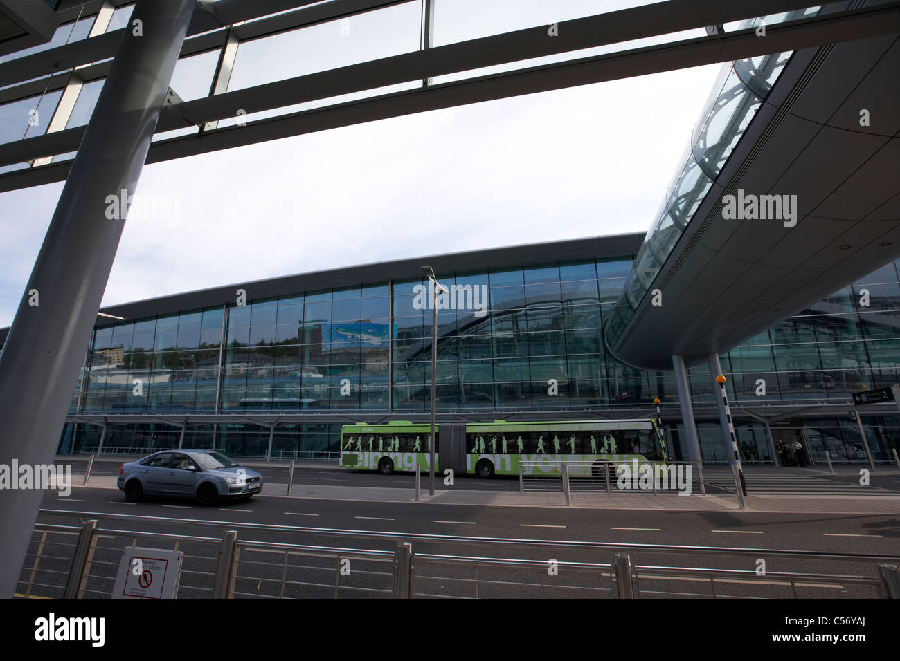skywalk walkway at new terminal 2 building at dublin airport republic of ireland europe Stock Photo