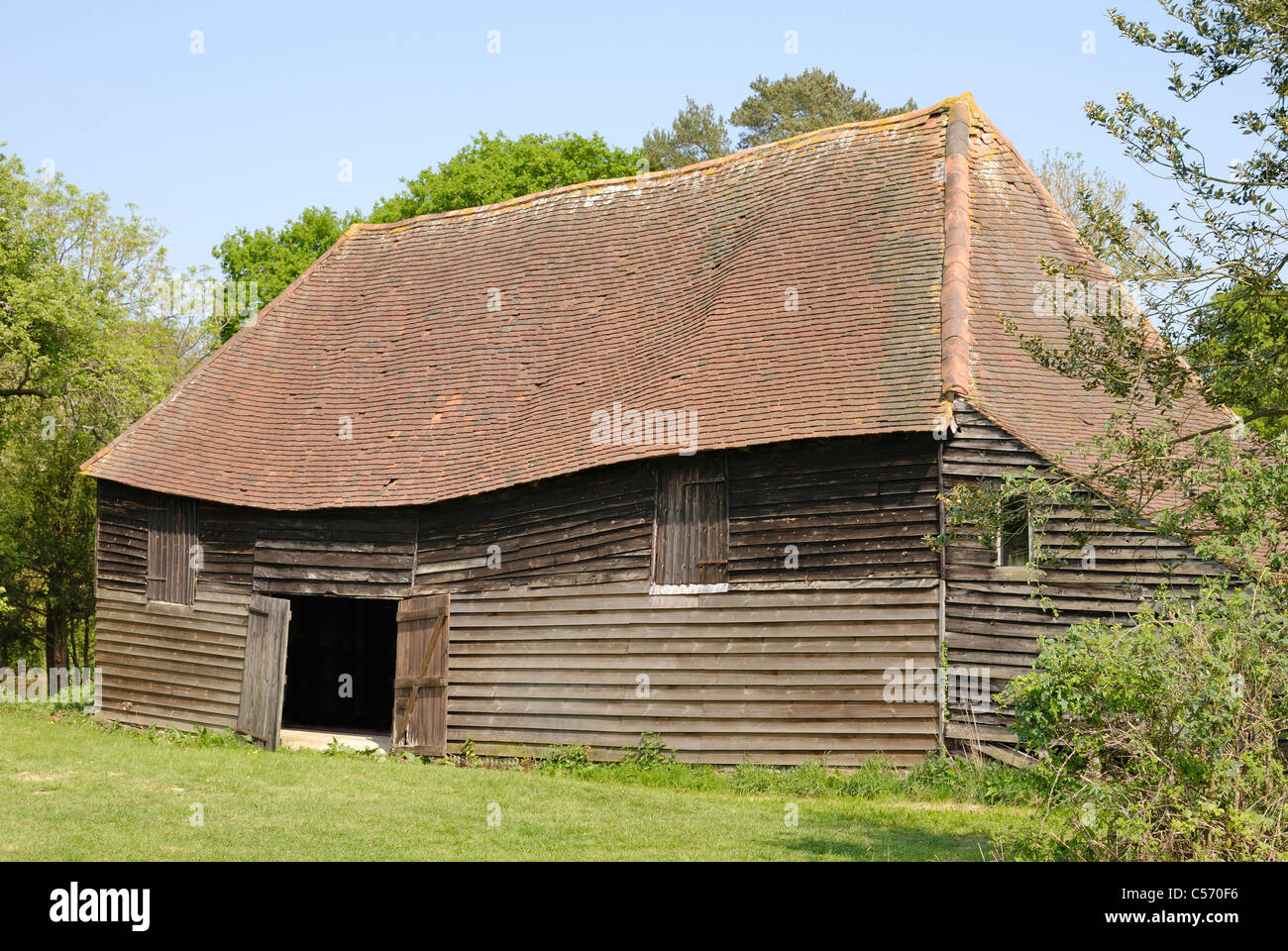 Sagging roof hi-res stock photography and images - Alamy