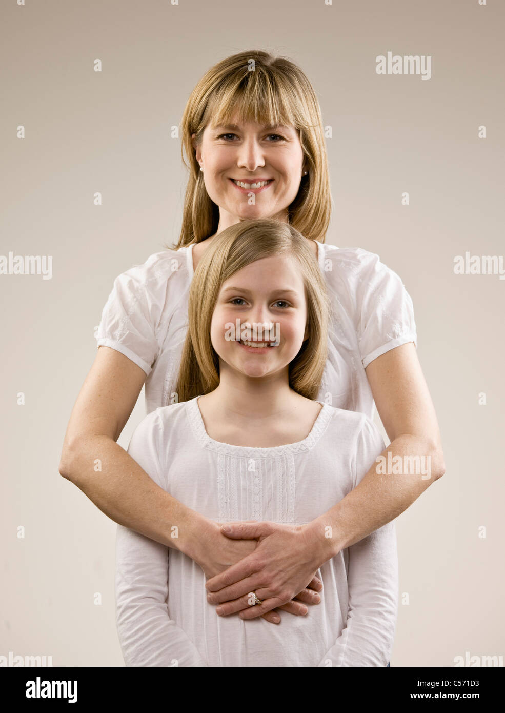 Мама изображает дочь. Мать держит ребенка за плечо. Женщина с ребенком на плече. Мама держит ребенка на плечах. Мама держит дочку.