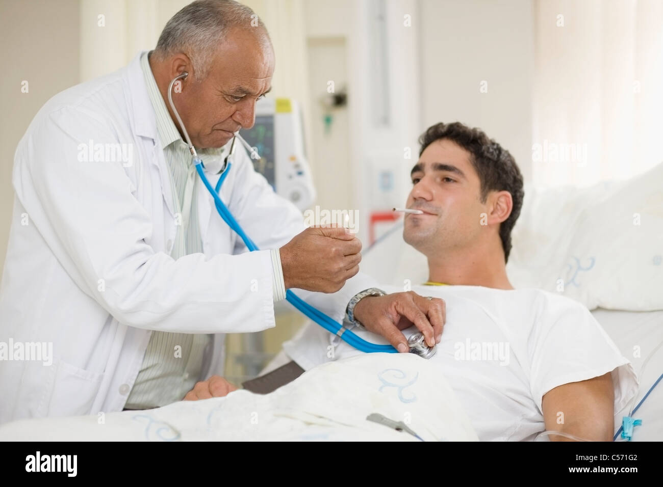 Hospital bed patient smoking hires stock photography and images Alamy