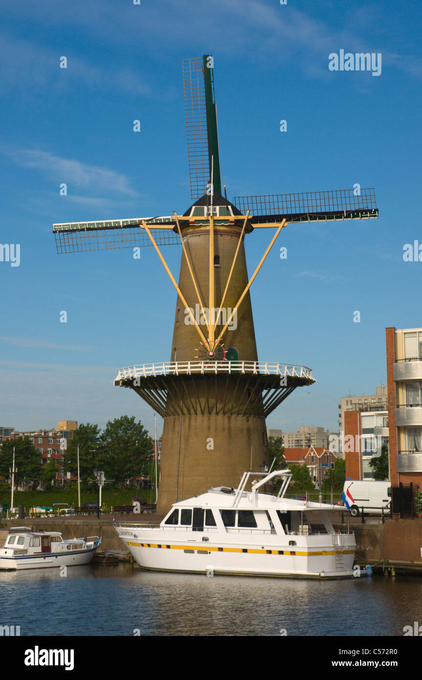 Molen de Distilleerketel windimill Voorhaven canal Delfshaven district