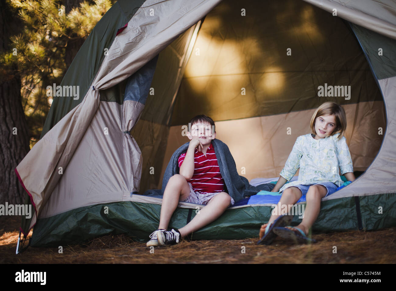 She is at camp. Девушка в палатке. Дети лежат в палатке. Палатки для девочек. Ребенок сидит в палатке дома.