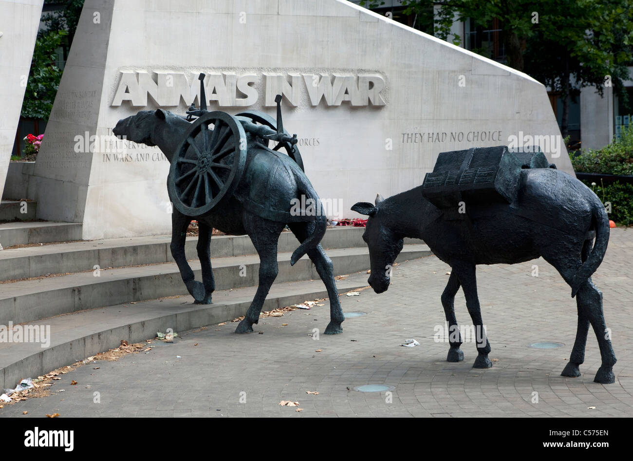 Лондон парк лейн монумент животным. Мемориал "животные на войне", лондон, великобритания. Мемориал "животные на войне", лондон, великобритания. Памятник погибшим в войне животным, лондон, великобритания. Мемориал животных.