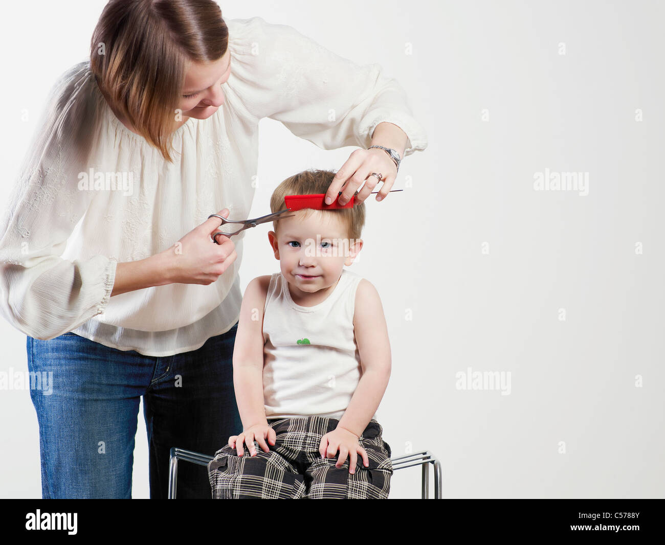 Можно ли дочке стричь маму. Мама расчесывает волосы. Мама и ребенок выстригают. Можно ли дочке стричь маму. Можно ли дочке стричь маму.