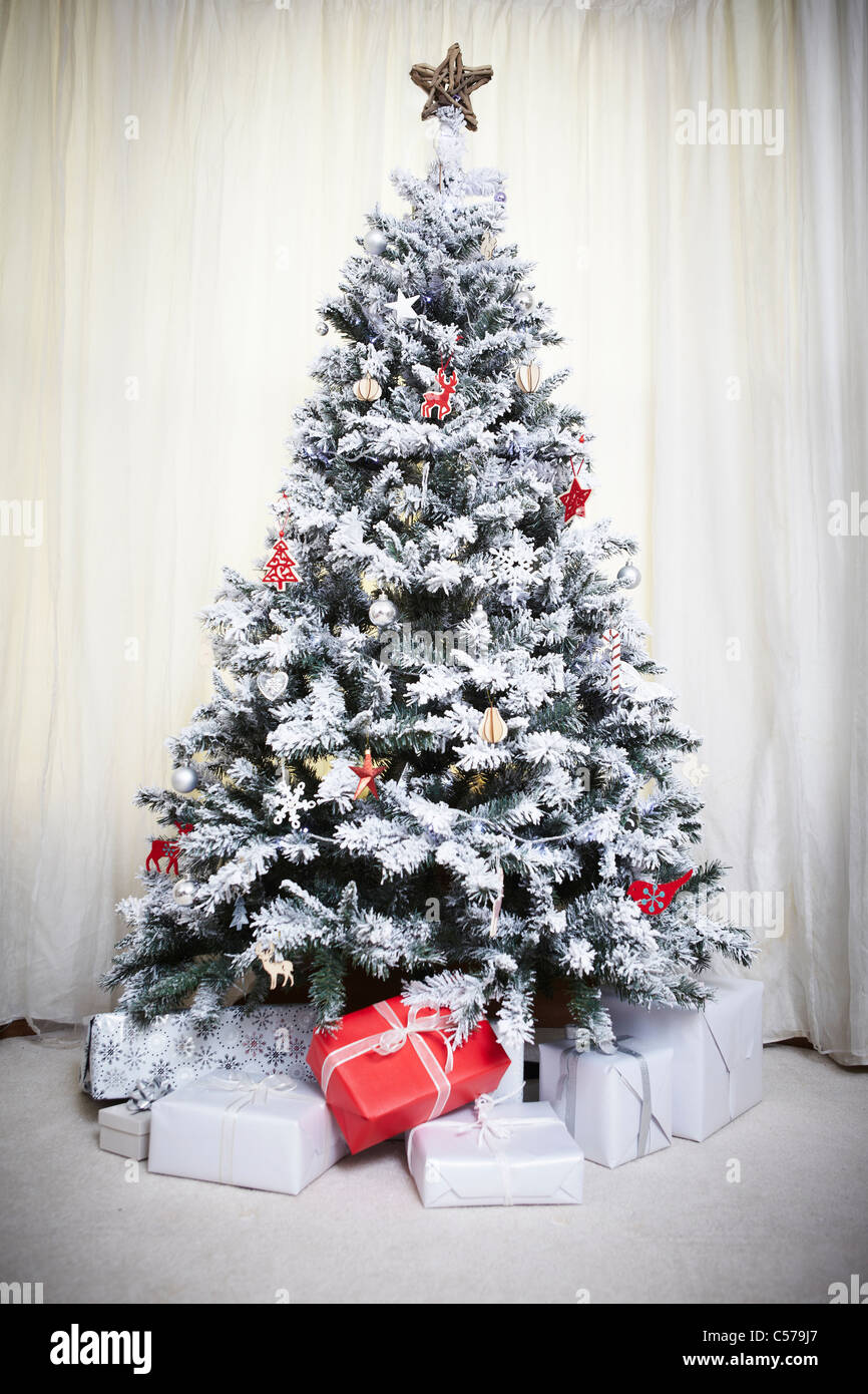 Decorated Christmas tree with gifts Stock Photo - Alamy