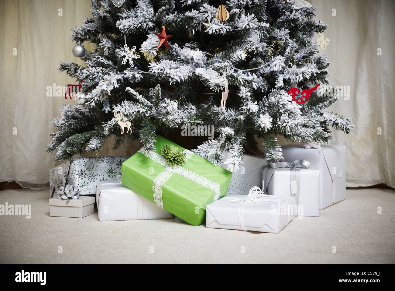 Decorated Christmas tree with gifts Stock Photo Alamy