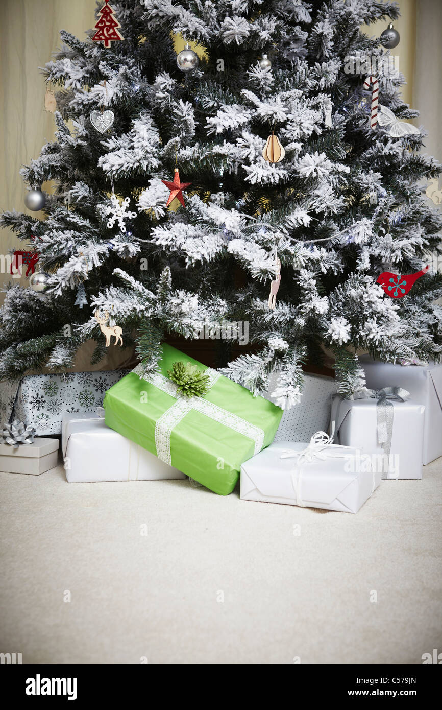 Decorated Christmas tree with gifts Stock Photo - Alamy