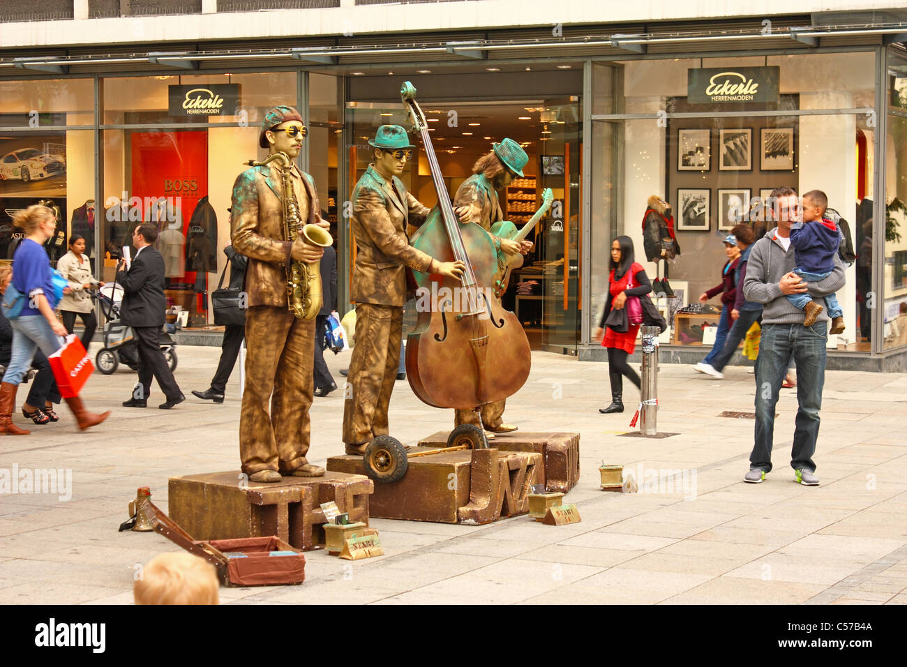 Musician statues hi-res stock photography and images - Alamy