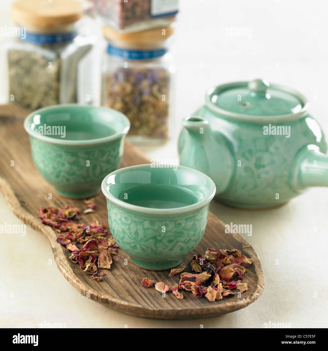 tea leaf and tea ware Stock Photo - Alamy