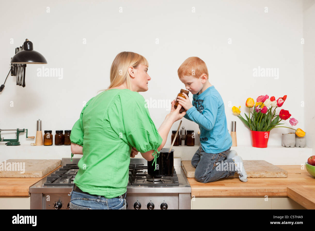 Приходит сын на кухню. Мама раздевает сына на кухне. Мама поругала сына на кухне 18(.