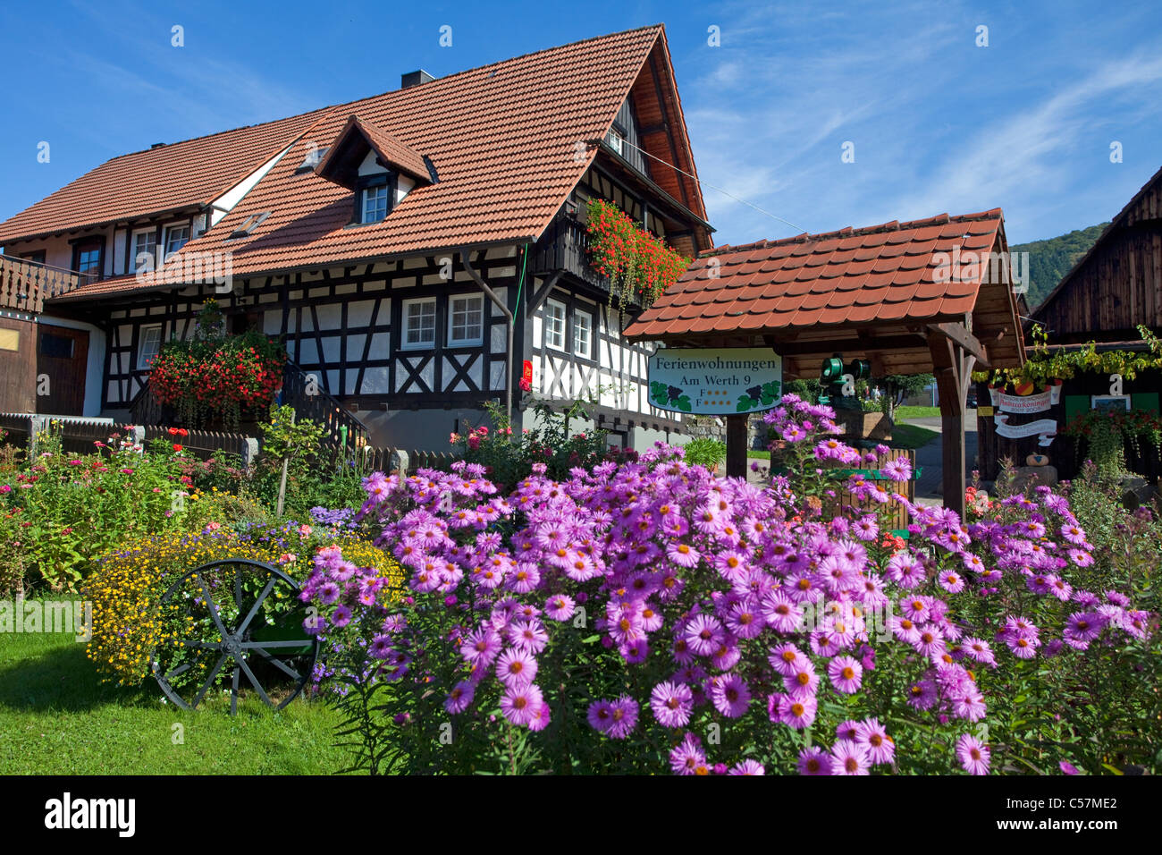 Bauernhaus und Bauerngarten, Blumengarten  in Sasbachwalden, farmer house and flower garden Stock Photo