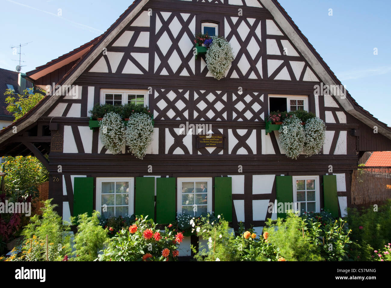 Fassade von einem Bauernhaus, Facherkhaus mit Blumen in Sasbachwalden, Facade of a half-timbered house with flower decoration Stock Photo