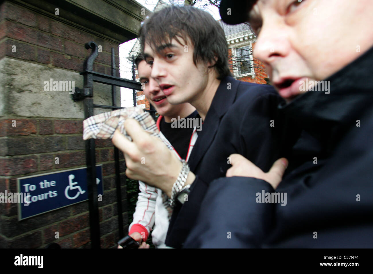 Musician Pete Doherty leaves Ealing Magistrates Court. Babyshambles lead singer Doherty, who had an on-off relationship with supermodel Kate Moss, appeared at court on Wednesday to hear charges of cocaine and heroin possession.  Picture by James Boardman. Stock Photo
